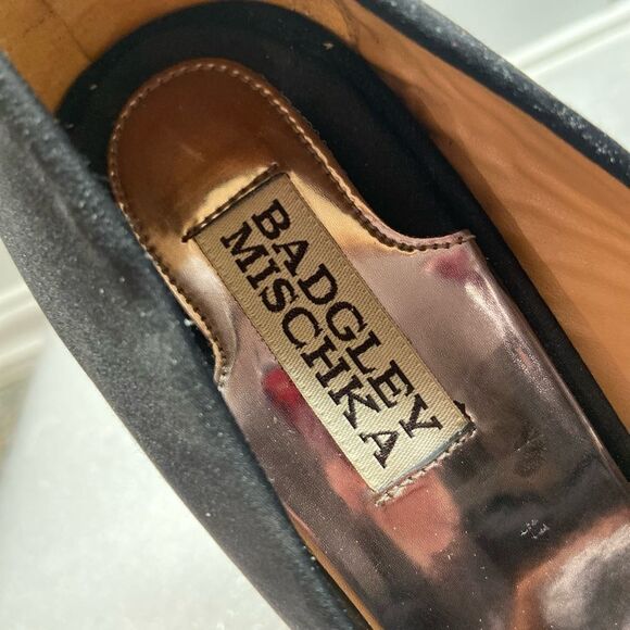 BADGLEY Mischka Black Satin Heels 👠size 7-fits Like Size 6 - Picture 3 of 8